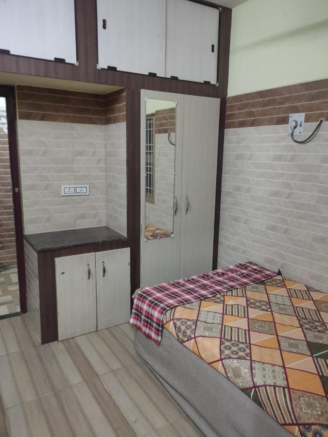 Sri Vari Residency Hostel Vellore Bagian luar foto