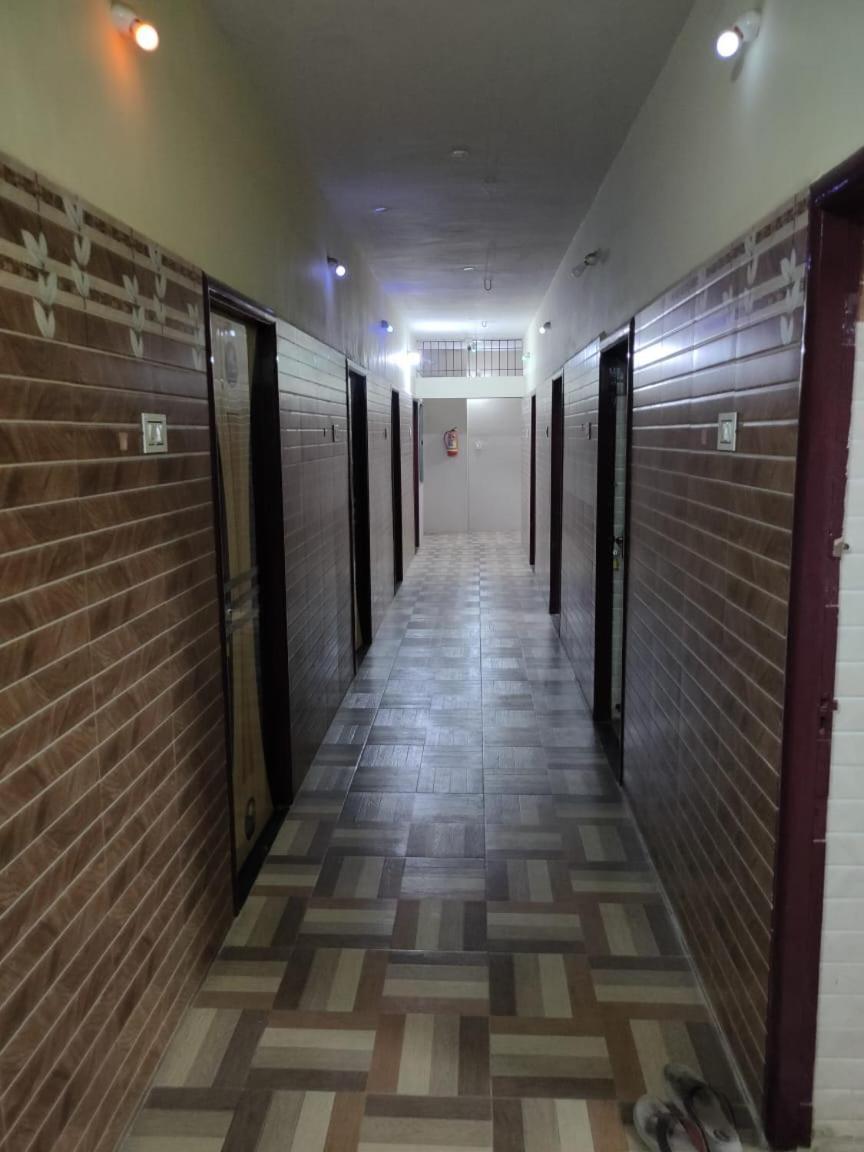 Sri Vari Residency Hostel Vellore Bagian luar foto